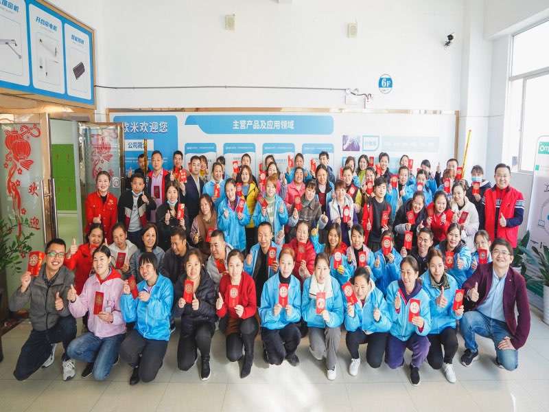 在新的一年；歐米祝大家“兔”飛猛進,“兔”然發財！